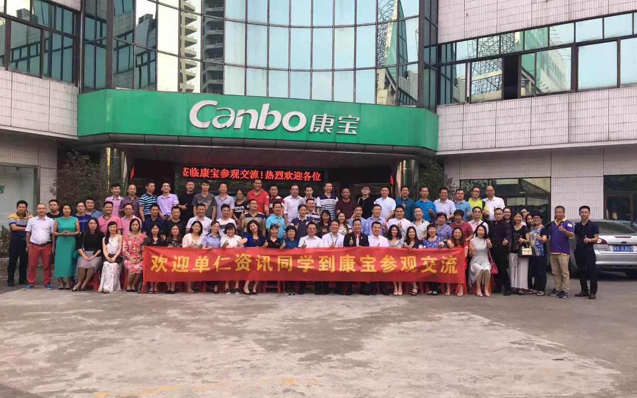 單仁學(xué)員及大鐵數控和康寶銷(xiāo)售經(jīng)理合照