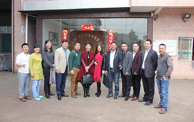 贏(yíng)想力創(chuàng  )品牌班廣東大鐵行合照